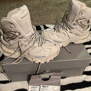 Balenciga track hikers